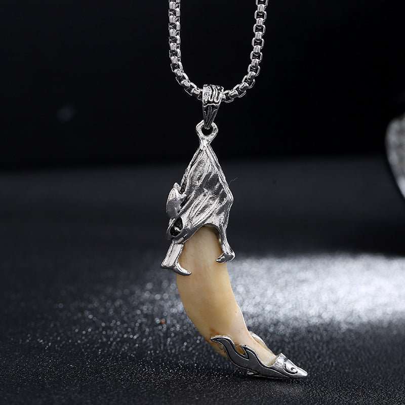 Colgante de collar de equilibrio de acero de titanio con dientes de lobo de imitación