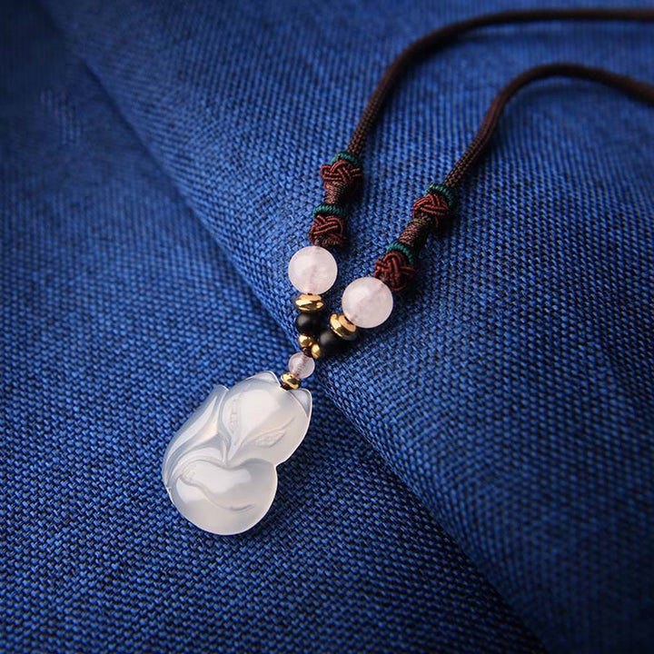 Collar con colgante de cadena de armonía con cuentas de cristal rosa de zorro de calcedonia con Buddha Stones