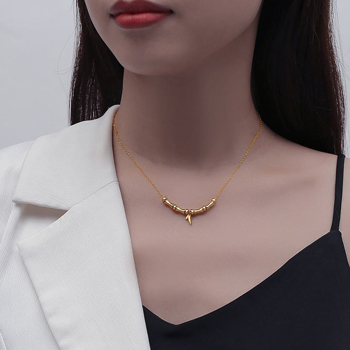 Colgante de collar de riqueza de acero titanio con patrón de bambú dorado con Buddha Stones