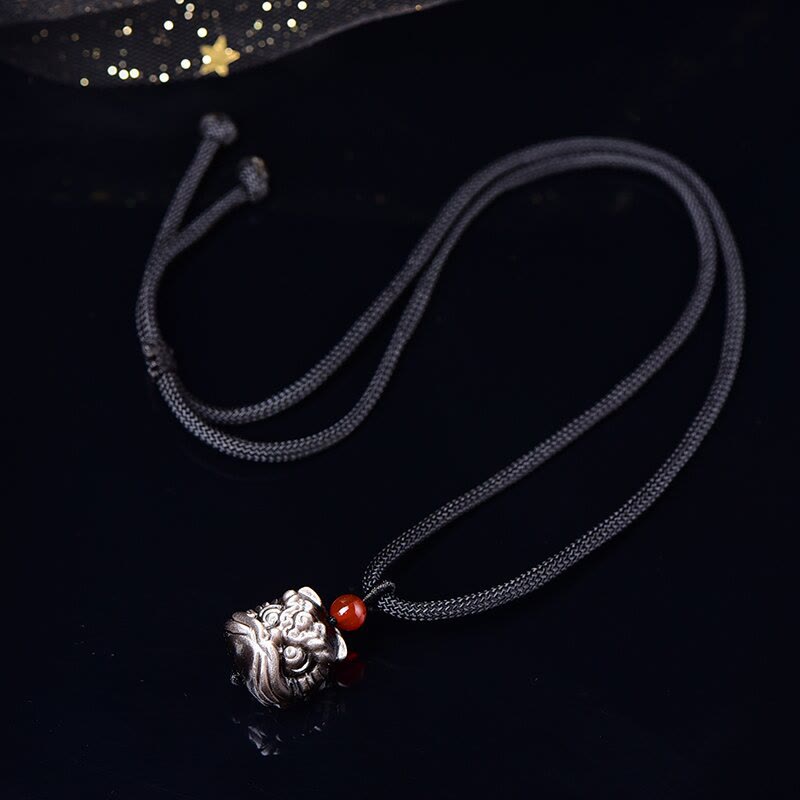 Collar con colgante de protección de león danzante de obsidiana con brillo de plata natural con Buddha Stones