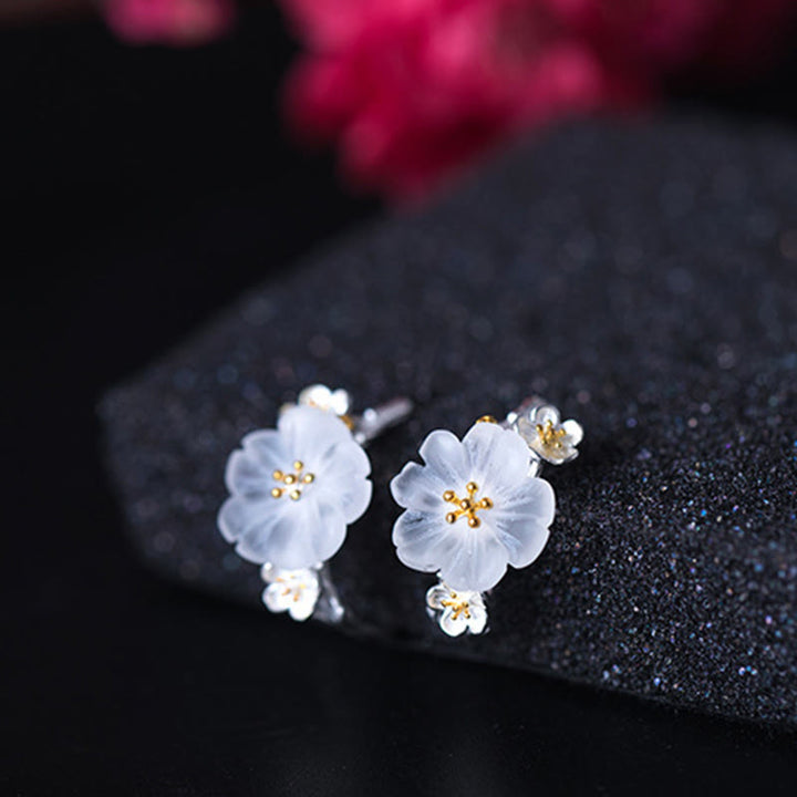 Pendientes de bendición floral de flor de ciruelo de plata de ley 925 con Buddha Stones