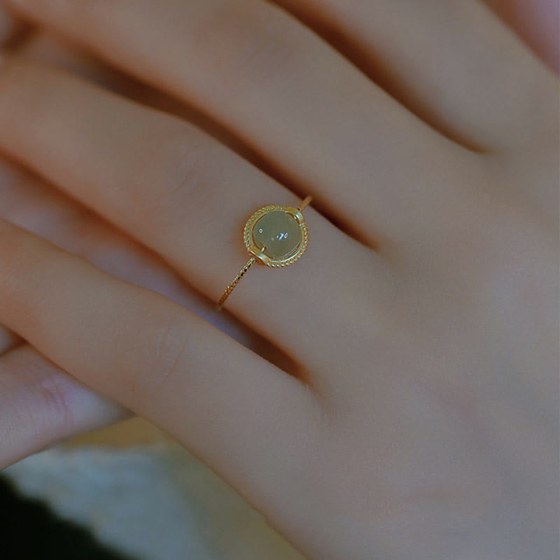 Anillo ajustable de prosperidad de la suerte de jade redondo chapado en oro de 14 quilates con Buddha Stones