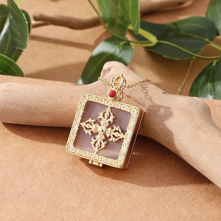 Colgante de collar de suerte con doble Dorje de jade blanco chapado en oro de 24 quilates