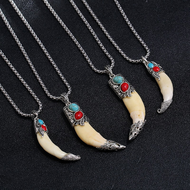 Colgante de collar de equilibrio de acero de titanio con dientes de lobo de imitación