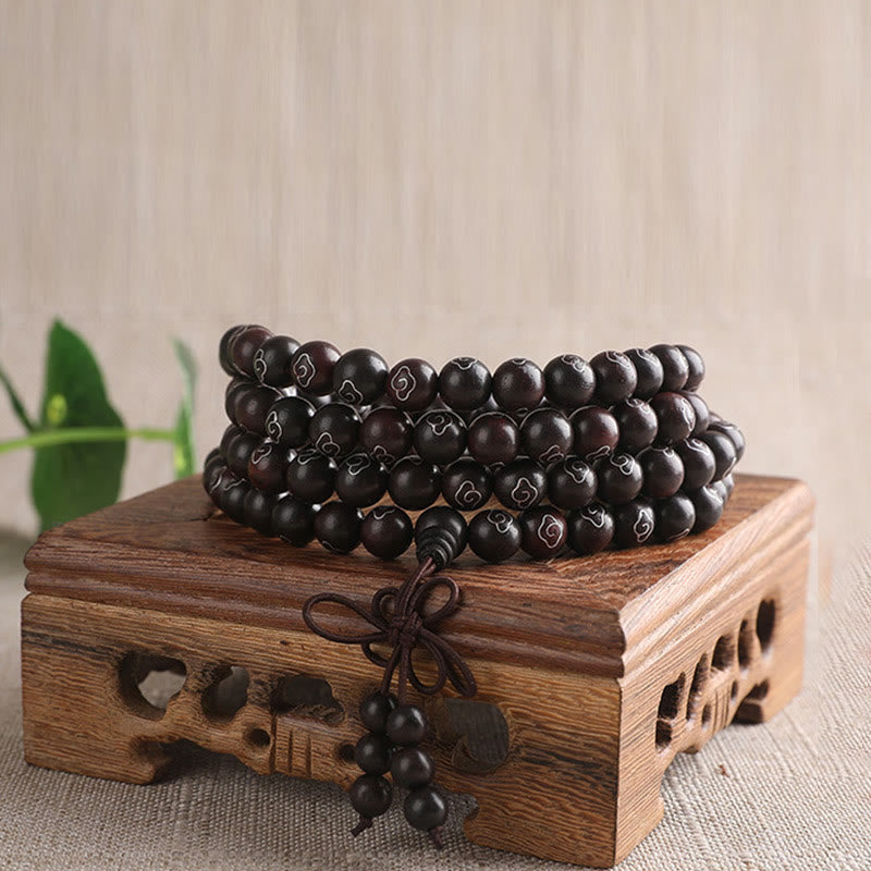 Pulsera de protección de nubes auspiciosas con carácter Om Mani Padme Hum de sándalo rojo de hoja pequeña con incrustaciones de plata de ley 925 con Buddha Stones