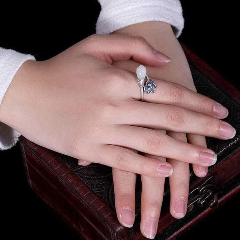 Anillo ajustable curativo con equilibrio de cobre y loto de Jade y Buddha Stones