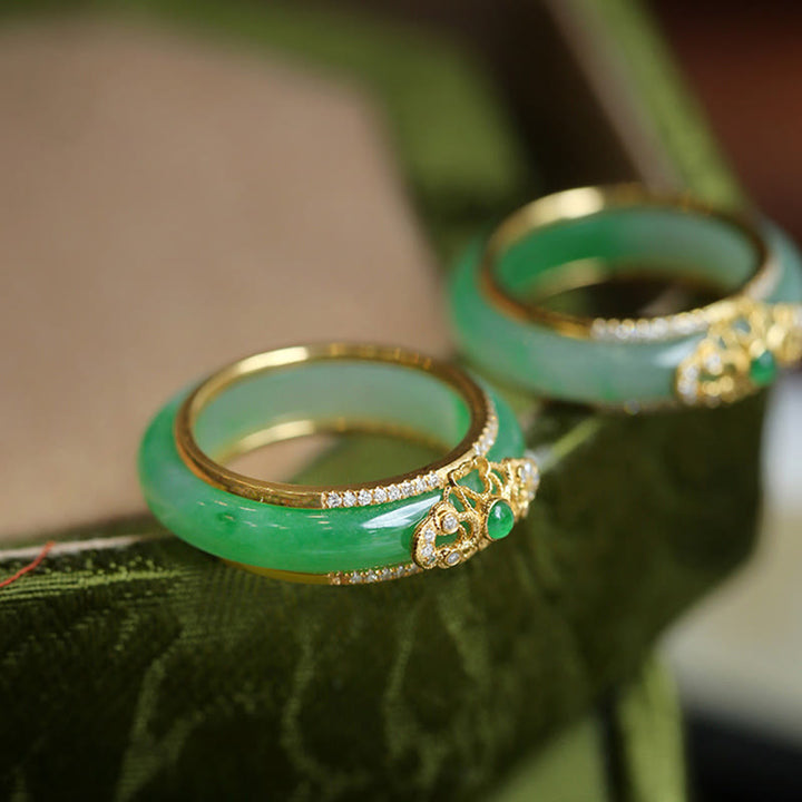Anillo de fuerza de calcedonia verde natural chapado en oro de 18 quilates con Buddha Stones