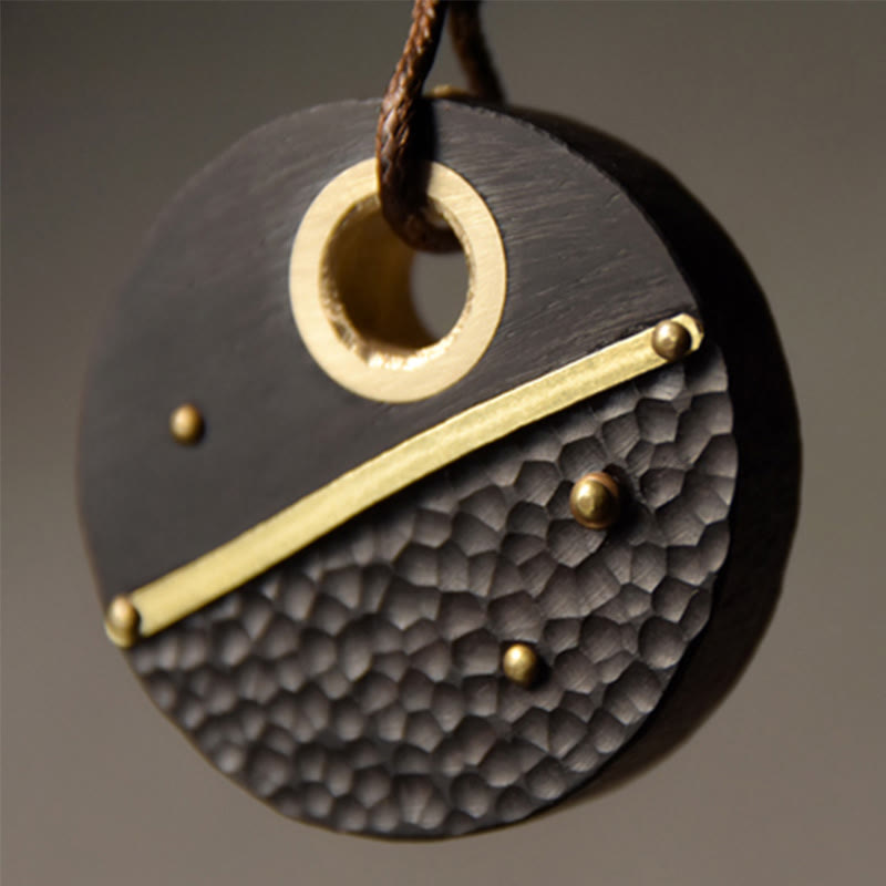 Colgante de collar de paz de cobre y madera de ébano redondo hecho a mano con Buddha Stones