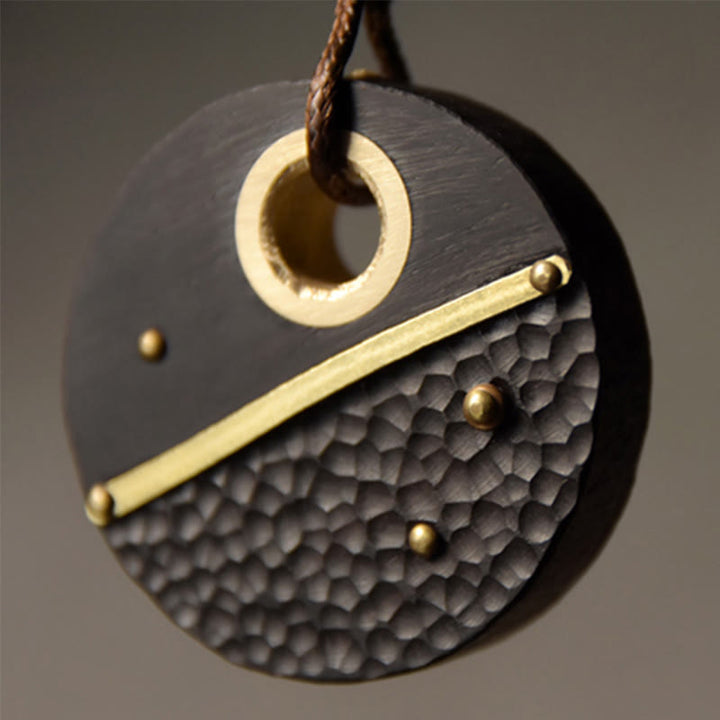 Colgante de collar de paz de cobre y madera de ébano redondo hecho a mano con Buddha Stones