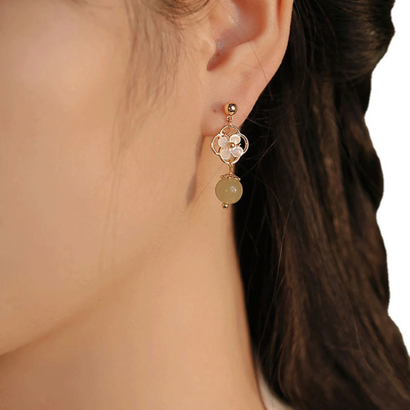 Pendientes colgantes de bendición con cuentas de jade, flor de piedra Tridacna de Buddha Stones