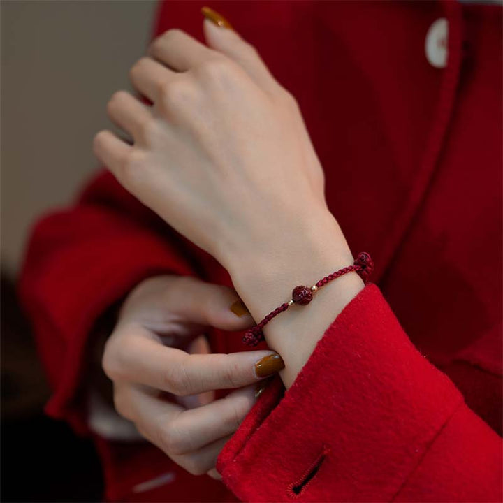 Pulsera de tejido de hilo rojo tranquilo con loto de jade y cinabrio de Buddha Stones