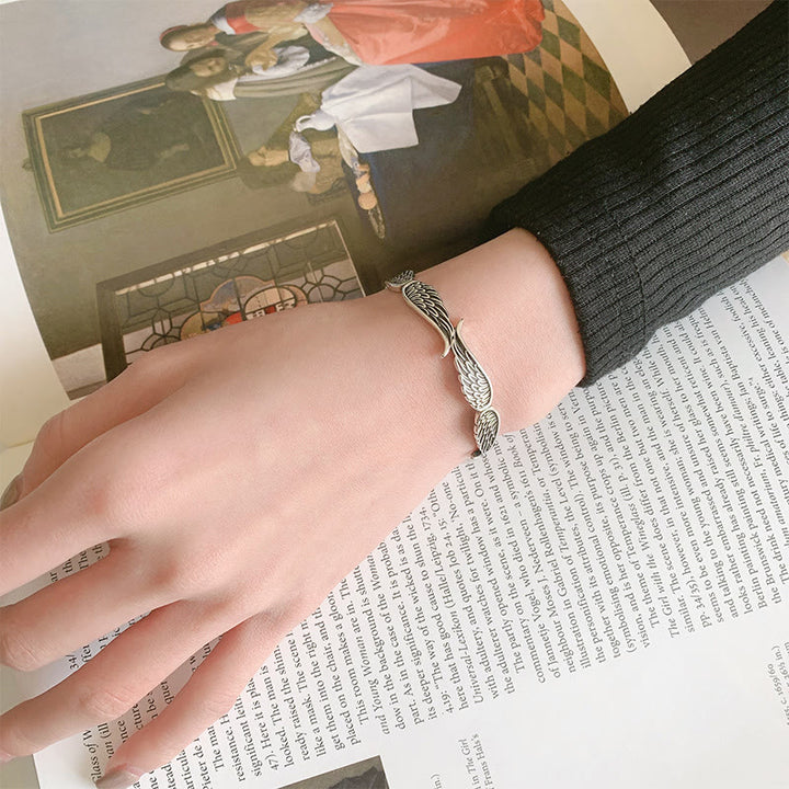 Brazalete de pulsera de la suerte tallada con patrón de plumas de alas de ángel de Buddha Stones
