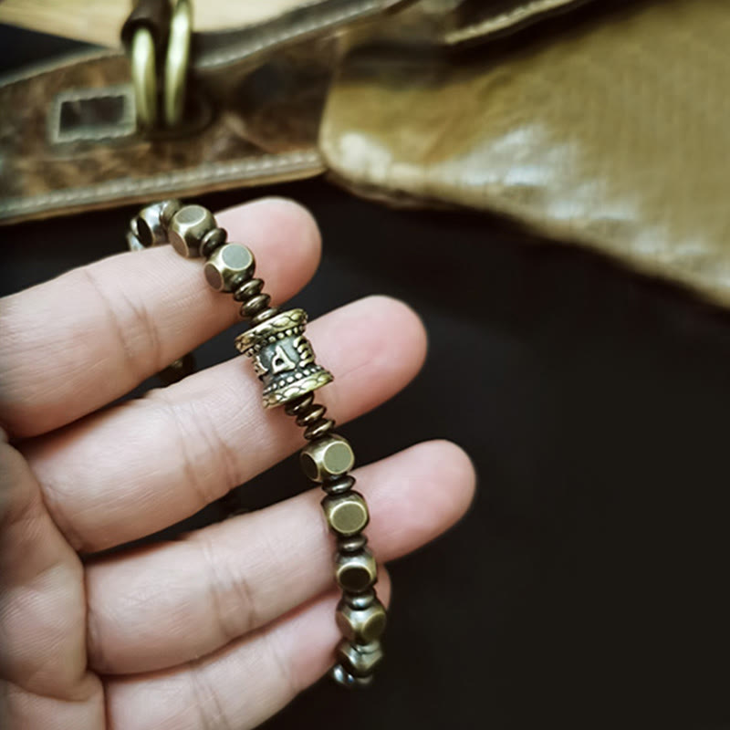 Pulsera de enfoque con amuleto de latón y cobre tallado Om Mani Padme Hum tibetano con Buddha Stones
