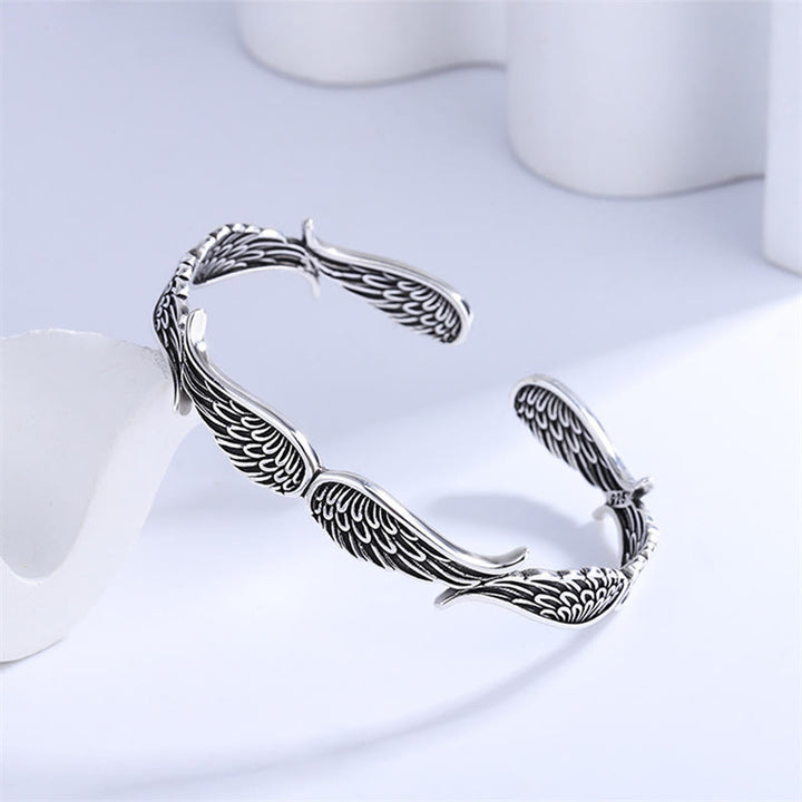Brazalete de pulsera de la suerte tallada con patrón de plumas de alas de ángel de Buddha Stones