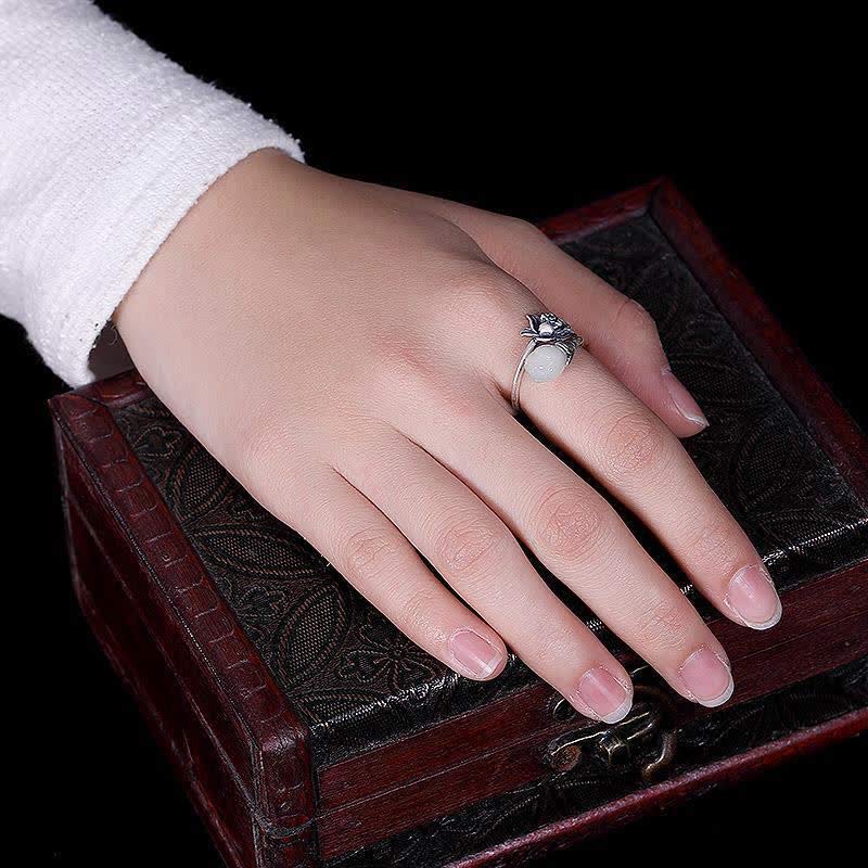 Anillo ajustable curativo con equilibrio de cobre y loto de Jade y Buddha Stones