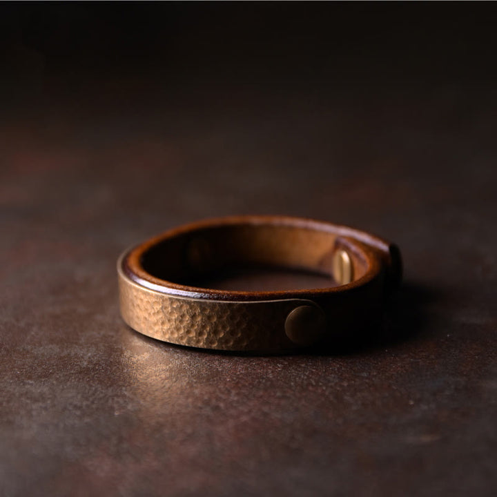 Brazalete de pulsera de cuero de cobre y latón con textura hecha a mano Vintage con Buddha Stones