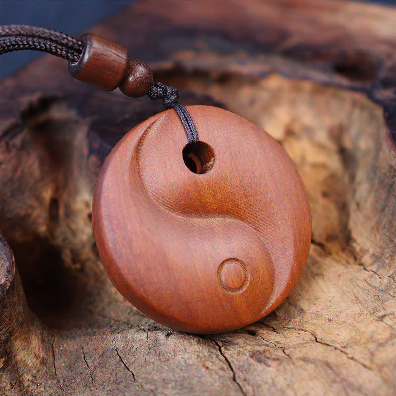 Colgante de collar de protección de la suerte de Yin Yang de madera de azufaifa con Buddha Stones