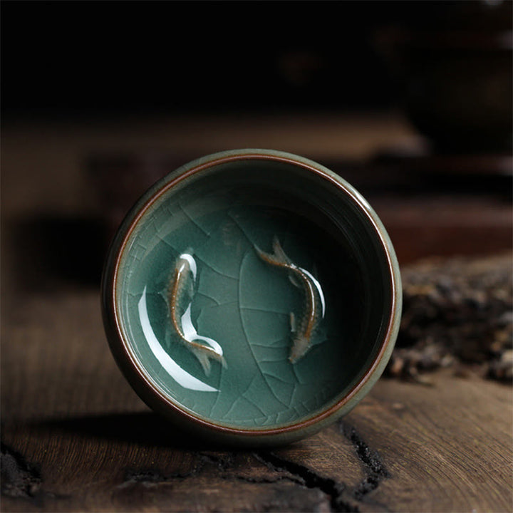 Taza de té de cerámica con forma de pez koi de colores y Buddha Stones