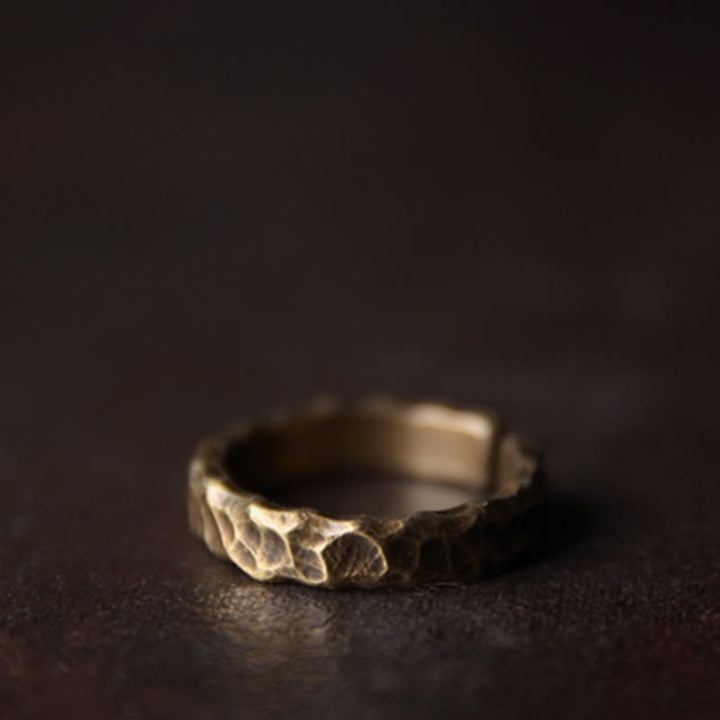 Anillo de la suerte de latón y cobre con diseño de textura tibetana