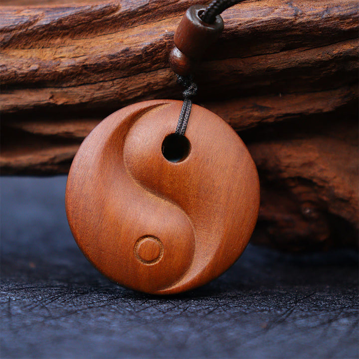 Colgante de collar de protección de la suerte de Yin Yang de madera de azufaifa con Buddha Stones