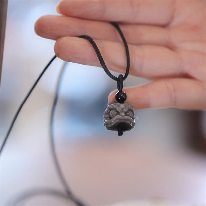 Collar con colgante de protección de león danzante de obsidiana con brillo de plata natural con Buddha Stones