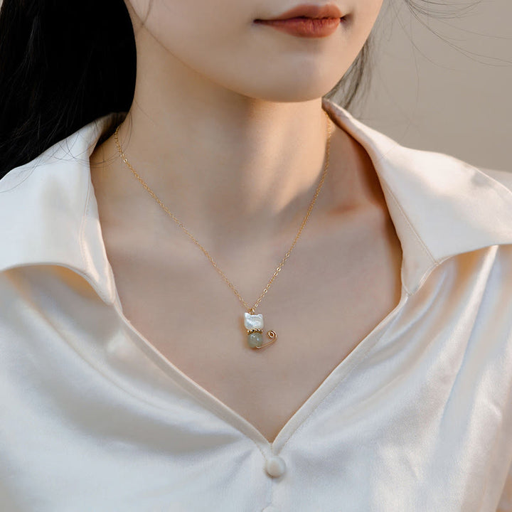Collar con colgante de gato y gatito de la suerte, concha de jade hetiano, perla chapada en oro de 14 quilates con Buddha Stones