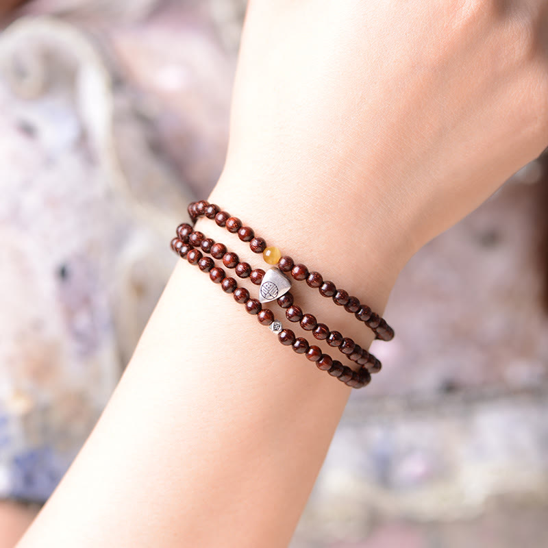 Pulsera de triple envoltura de protección de carácter Fu de sándalo rojo de hoja pequeña india de plata de ley 925 con Buddha Stones
