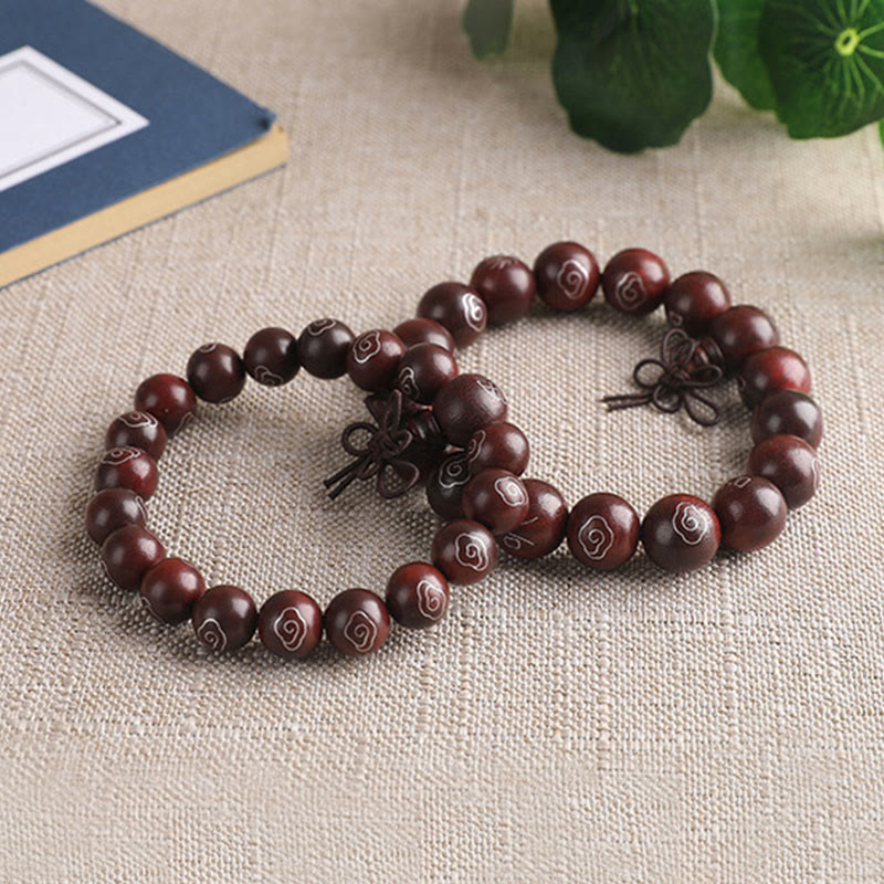 Pulsera de protección de nubes auspiciosas con carácter Om Mani Padme Hum de sándalo rojo de hoja pequeña con incrustaciones de plata de ley 925 con Buddha Stones