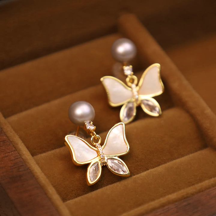 Pendientes de tuerca de sinceridad de mariposa con perlas de concha natural de cobre chapado en oro de 18 quilates con Buddha Stones