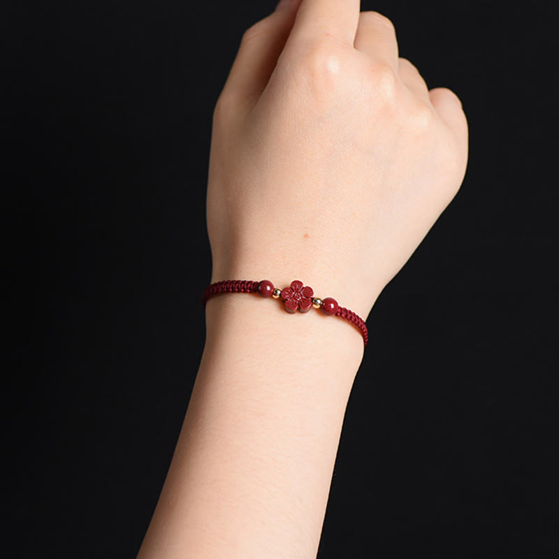 Pulsera de hilo rojo con Buddha Stones, trébol de cuatro hojas, flor de cinco pétalos, bendición de cinabrio