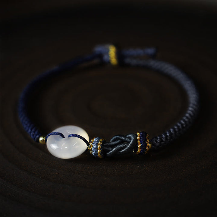Pulsera de cuerda tejida hecha a mano de ágata blanca con hebilla de paz y suerte y protección