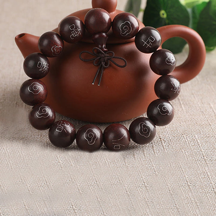 Pulsera de protección de nubes auspiciosas con carácter Om Mani Padme Hum de sándalo rojo de hoja pequeña con incrustaciones de plata de ley 925 con Buddha Stones