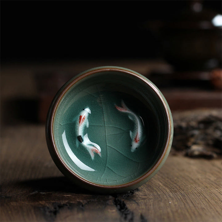 Taza de té de cerámica con forma de pez koi de colores y Buddha Stones