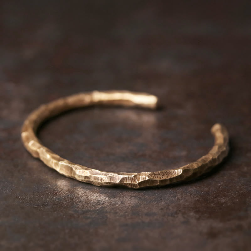Brazalete tibetano de la suerte del cobre de la textura del golpe