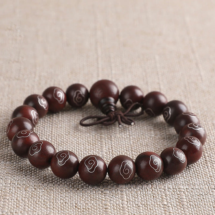 Pulsera de protección de nubes auspiciosas con carácter Om Mani Padme Hum de sándalo rojo de hoja pequeña con incrustaciones de plata de ley 925 con Buddha Stones