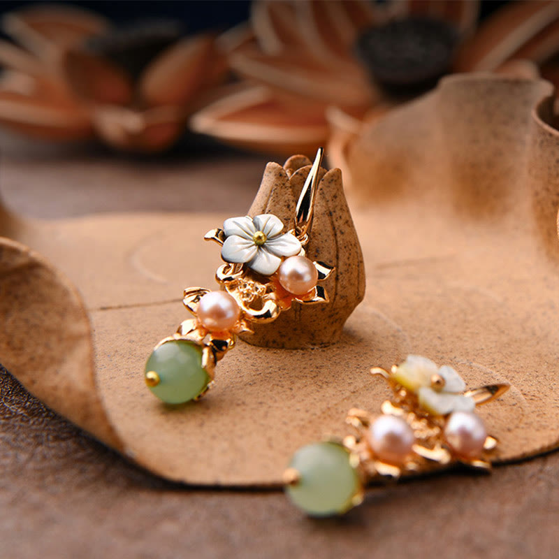 Pendientes colgantes con cuentas de aventurina verde, perla y flor de piedra Tridacna chapada en oro de 14 quilates con Buddha Stones