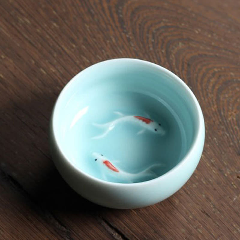 Taza de té de cerámica con forma de pez koi de colores y Buddha Stones