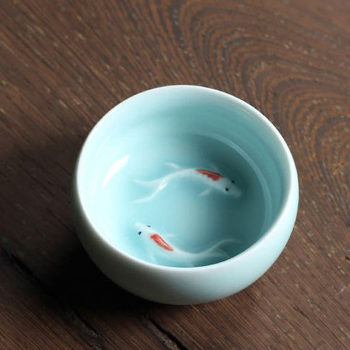 Taza de té de cerámica con forma de pez koi de colores y Buddha Stones