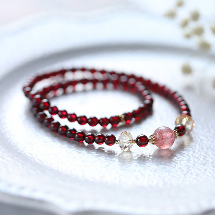 Pulsera de doble vuelta con estabilidad de cuarzo fresa y granate natural chapada en oro de 14 quilates con Buddha Stones