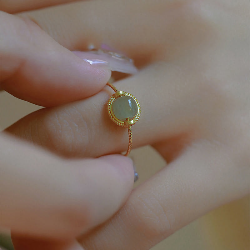Anillo ajustable de prosperidad de la suerte de jade redondo chapado en oro de 14 quilates con Buddha Stones