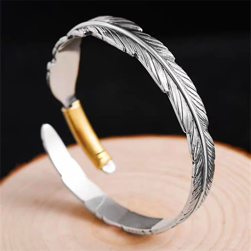 Brazalete con diseño de plumas de Buddha Stones, brazalete de la suerte grabado