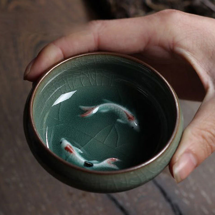 Taza de té de cerámica con forma de pez koi de colores y Buddha Stones
