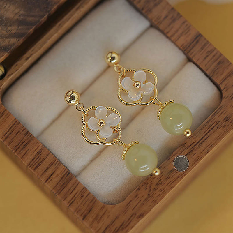 Pendientes colgantes de bendición con cuentas de jade, flor de piedra Tridacna de Buddha Stones