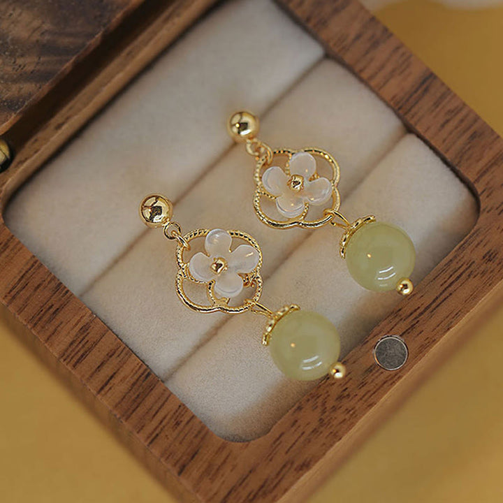 Pendientes colgantes de bendición con cuentas de jade, flor de piedra Tridacna de Buddha Stones