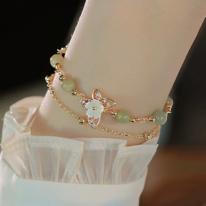 Buddha Stones Pulsera de la Suerte de Doble Capa con Flor de Piedra Tridacna y Mariposa de Jade chapada en Oro de 14 Quilates