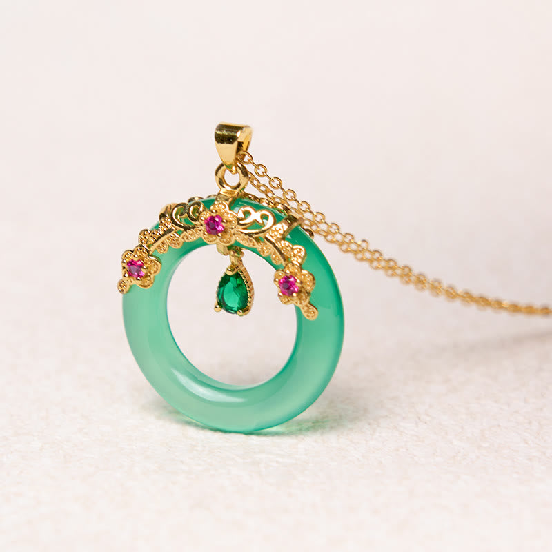 Colgante de collar de fuerza con diseño de hebilla de paz de Calcedonia verde con Buddha Stones