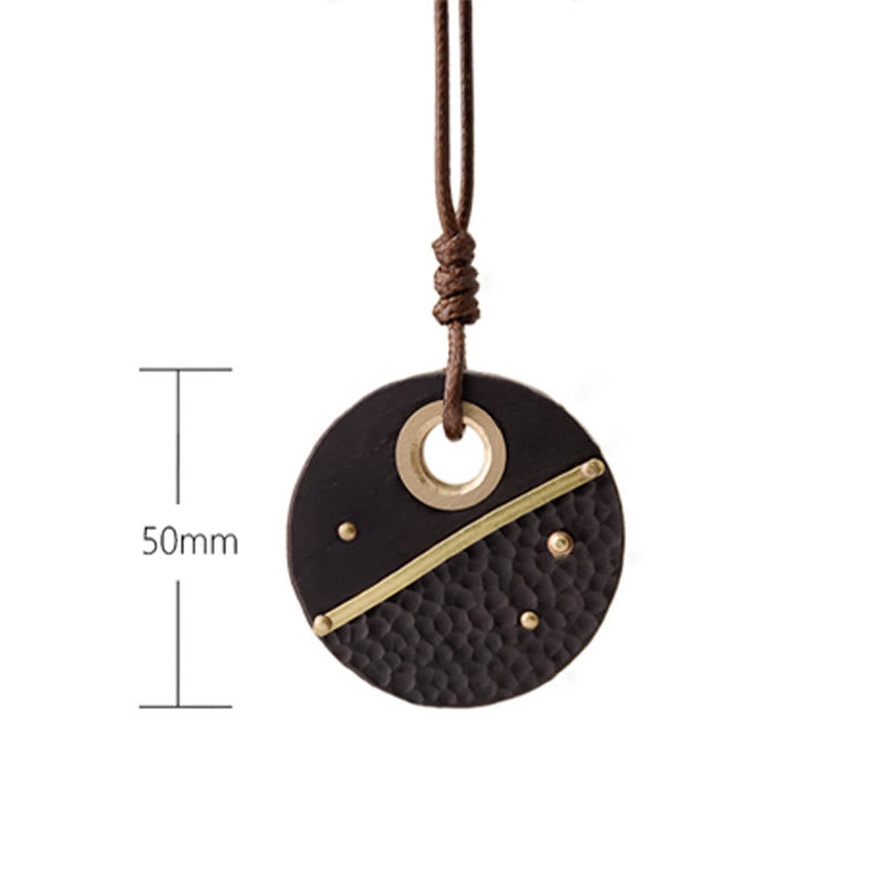 Colgante de collar de paz de cobre y madera de ébano redondo hecho a mano con Buddha Stones