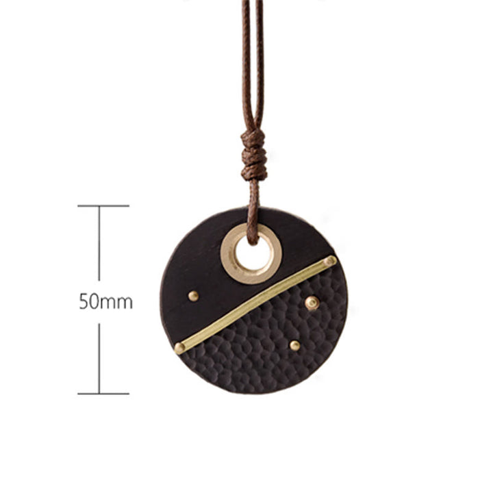 Colgante de collar de paz de cobre y madera de ébano redondo hecho a mano con Buddha Stones