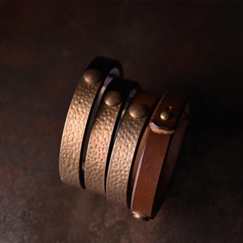 Brazalete de pulsera de cuero de cobre y latón con textura hecha a mano Vintage con Buddha Stones