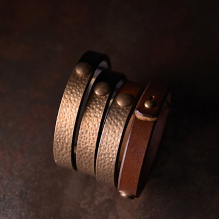 Brazalete de pulsera de cuero de cobre y latón con textura hecha a mano Vintage con Buddha Stones